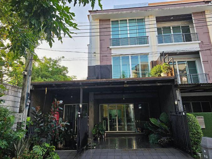 รูป ทาวน์เฮ้าส์ให้เช่า ✨ Baan Klang Muang Ladprao 87 ✨ 3 ห้องนอน 4 ห้องน้ำ หลังมุม เฟอร์นิเจอร์ และ เครื่องใช้ไฟฟ้าครบ - รูปที่ 2/11