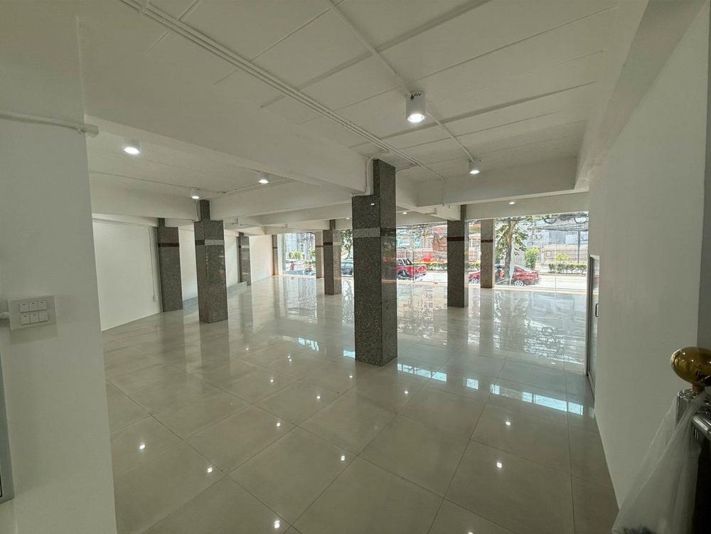 รูป Call : 095-659-6465 ขายอาคารพาณิชย์ สำนักงาน 5 ชั้น พื้นที่กว่า 849 ตารางเมตร ทำเลดี ติดถนนลาดพร้าว ติดรถไฟฟ้าสีเหลือง สถานีบางกะปิ 10 เมตร - รูปที่ 5/13