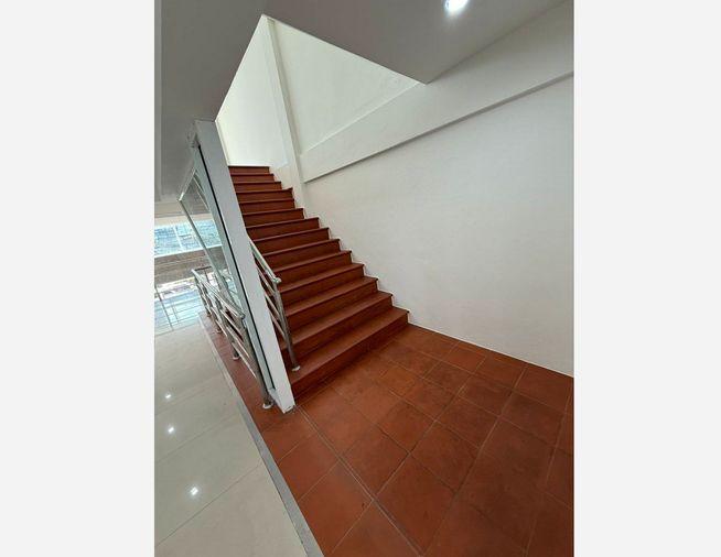 รูป Call : 095-659-6465 ขายอาคารพาณิชย์ สำนักงาน 5 ชั้น พื้นที่กว่า 849 ตารางเมตร ทำเลดี ติดถนนลาดพร้าว ติดรถไฟฟ้าสีเหลือง สถานีบางกะปิ 10 เมตร - รูปที่ 10/13