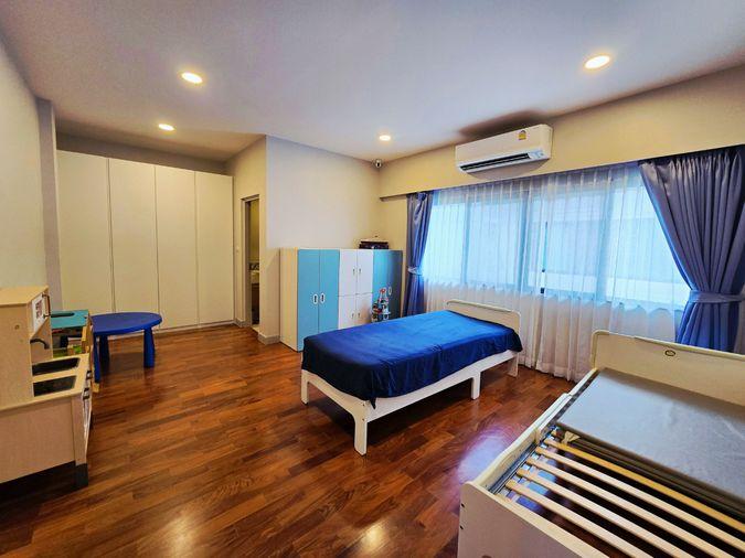 รูป ปรับราคาใหม่! ขายบ้านหรู แกรนด์ บางกอก บูเลอวาร์ด สาทร (Grand Bangkok Boulevard Sathorn) ถ.กัลปพฤกษ์ แปลงมุม 101.3 ตร.ว. แต่งครบ พร้อมอยู่ - รูปที่ 32/51