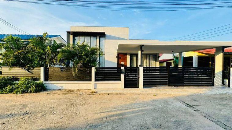 picture Pool villa for sale in Pattaya-Naklua, beachfront location. Beautiful house, close to the beach. - 1/17