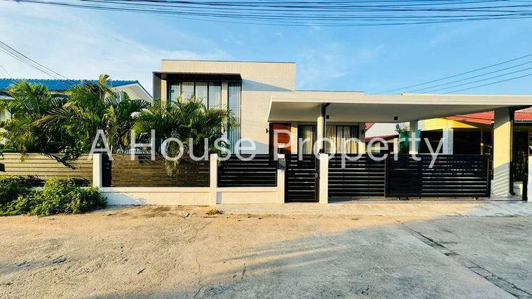 picture Pool villa for sale in Pattaya-Naklua, beachfront location. Beautiful house, close to the beach. - 1/17