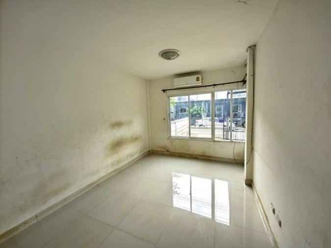 รูป ทาวน์เฮ้าส์ชั้นเดียว โครงการ บ้านบูรพา บ่อวิน เลขที่  สายบึง-ปากร่วม ต.บ่อวิน อ.ศรีราชา จ.ชลบุรี (ราคาโปรโมชั่น 1,000,000 บาท) - รูปที่ 4/8