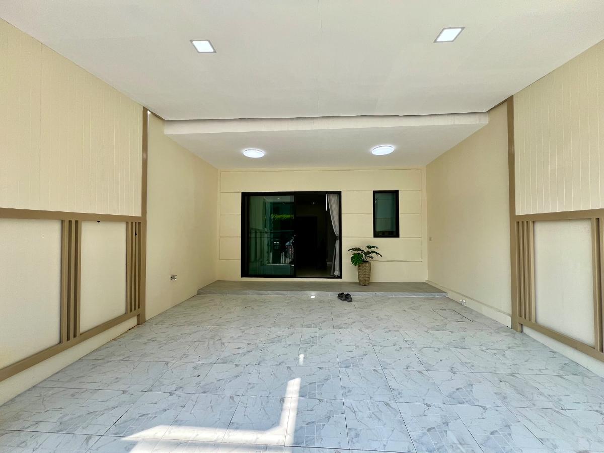 รูป ขายด่วน ราคาดีมาก ทาวน์โฮม 3 ชั้น รีโนเวทใหม่ PATIO ศรีนครินทร์–พระราม 9 ทำเลกรุงเทพกรีฑา - รูปที่ 4/38