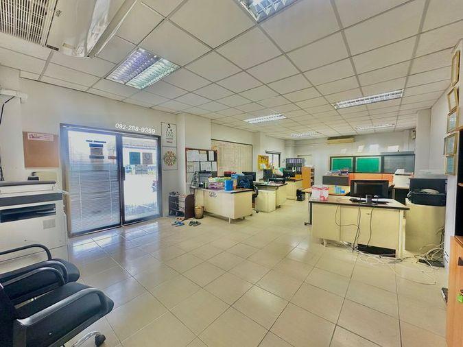 picture Land with office building for rent in a prime location, ideal for logistics businesses. - 11/20