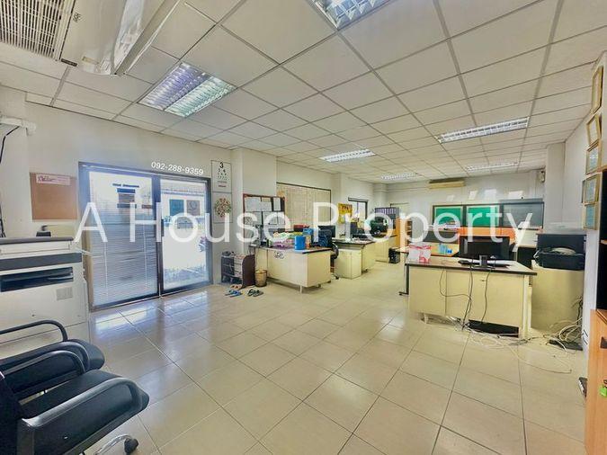 picture Land with office building for rent in a prime location, ideal for logistics businesses. - 11/20