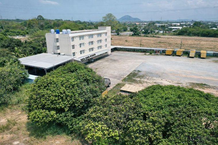 picture Land with office building for rent in a prime location, ideal for logistics businesses. - 6/20