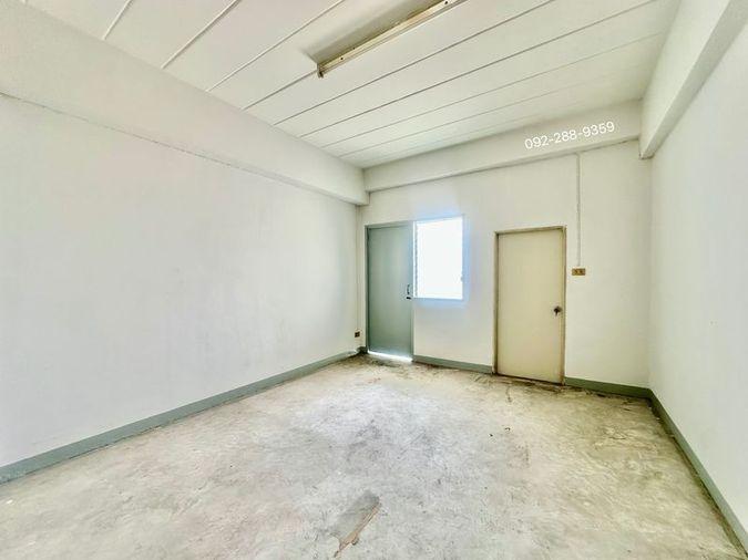picture Land with office building for rent in a prime location, ideal for logistics businesses. - 18/20