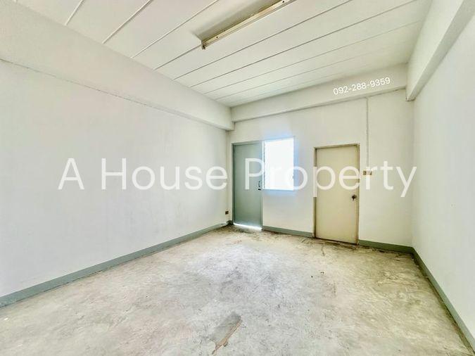 picture Land with office building for rent in a prime location, ideal for logistics businesses. - 18/20