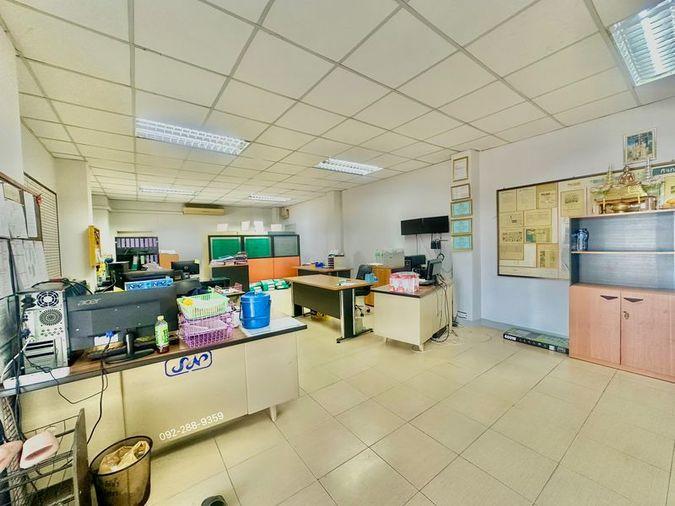 picture Land with office building for rent in a prime location, ideal for logistics businesses. - 10/20