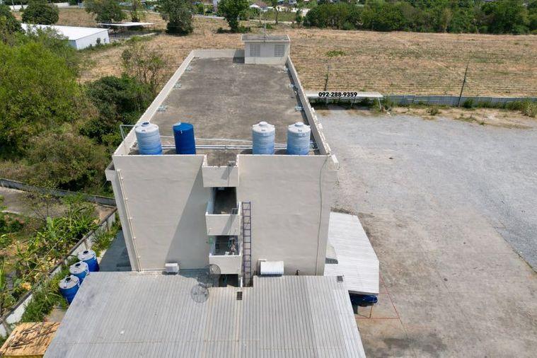 picture Land with office building for rent in a prime location, ideal for logistics businesses. - 9/20