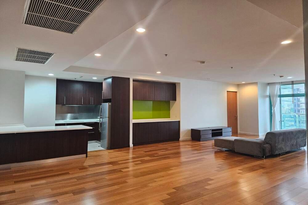 picture  For Rent ! Chatrium Riverside Condominium, 2 bedroom, 3 bathroom, river view, high floor, Wide balcony ! Code C20260300038 furnished, ready to move in - 1/6