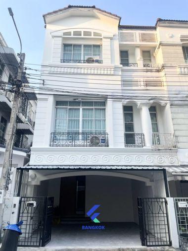 picture 🏠💫 Townhome for Rent 3 Storey Fully Renovated with Spacious Kitchen Prime Location Ekkamai Expressway 💫🏠 - 1/20