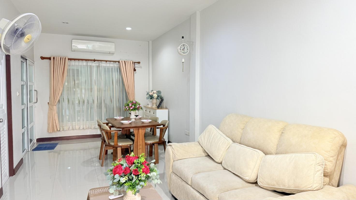 รูป 3 Bedroom Townhouse for Sale East Pattaya - รูปที่ 4/13