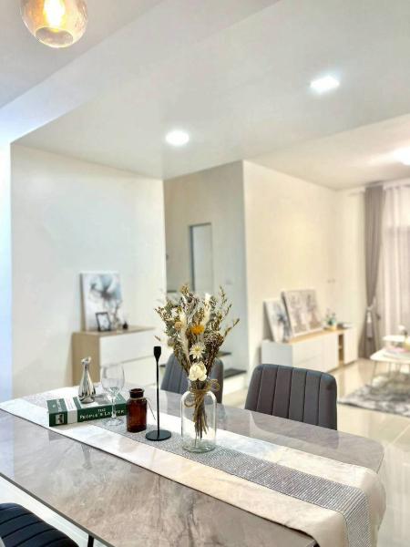 picture Modern style townhome for sale in the Saha Group - Wat Chukkachero area. Excellent location. - 6/17