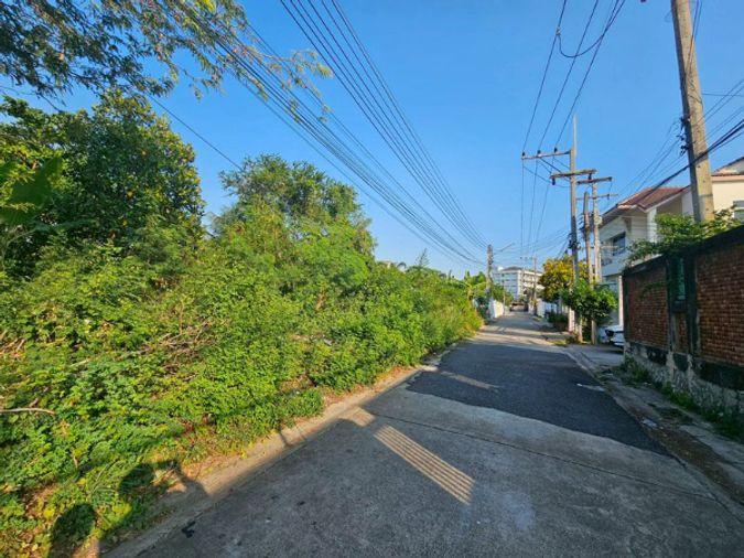 picture Beautiful land in Sriracha, near Sukhumvit Road, located in a community area, ready for development. - 11/12