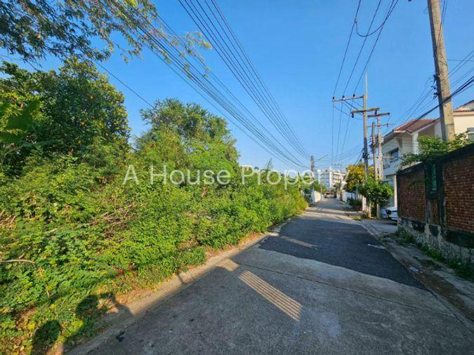 picture Beautiful land in Sriracha, near Sukhumvit Road, located in a community area, ready for development. - 11/12