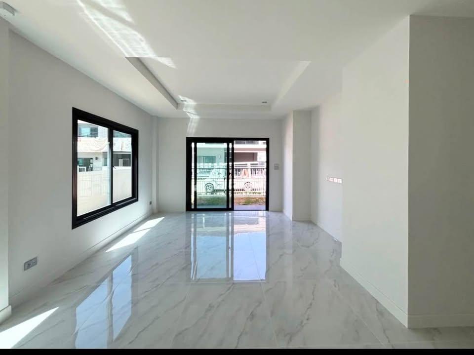 picture Modern 4-Bedroom Detached House for Rent in East Pattaya - 2/4