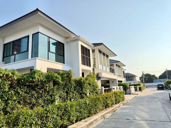 รูป  บ้านเดี่ยวหรู ทำเล Prime ใกล้ Central Chonburi เพียง 900 เมตร  ที่ดิน 125 ตร.วา  ✨ 4 ห้องนอน 3 ห้องน้ำ (ขยายใหญ่พิเศษ) - รูปที่ 2/24