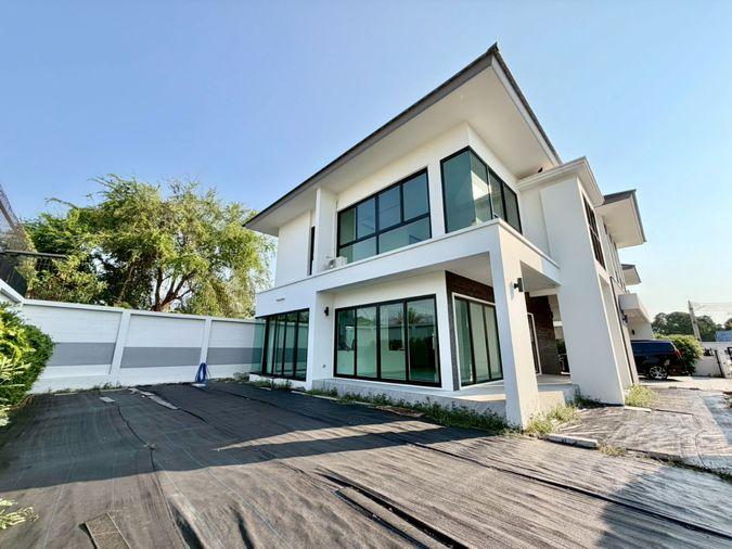 รูป  บ้านเดี่ยวหรู ทำเล Prime ใกล้ Central Chonburi เพียง 900 เมตร  ที่ดิน 125 ตร.วา  ✨ 4 ห้องนอน 3 ห้องน้ำ (ขยายใหญ่พิเศษ) - รูปที่ 11/24