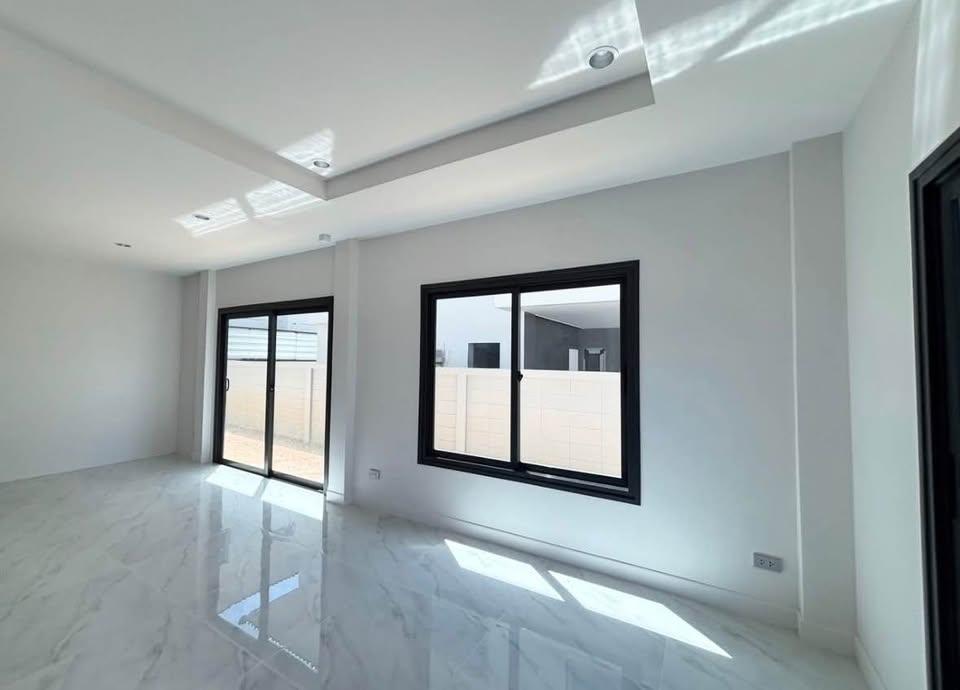 picture Modern 4-Bedroom Detached House for Rent in East Pattaya - 3/4