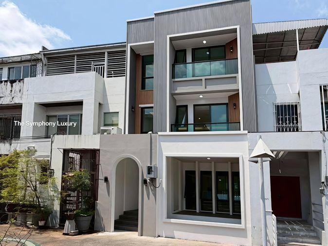 รูป ขายทาวน์โฮม รีโนเวทใหม่ทั้งหลัง สุขุมวิท101 ใกล้ BTS ปุณณวิถี เนื้อที่ 25.9 ตร.ว. 4.5 ชั้น 4 ห้องนอน 6 ห้องน้ำ มีลิฟต์ส่วนตัว จอดรถ 3 คัน - รูปที่ 1/45