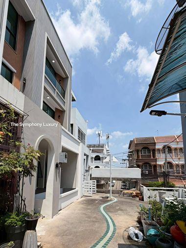 รูป ขายทาวน์โฮม รีโนเวทใหม่ทั้งหลัง สุขุมวิท101 ใกล้ BTS ปุณณวิถี เนื้อที่ 25.9 ตร.ว. 4.5 ชั้น 4 ห้องนอน 6 ห้องน้ำ มีลิฟต์ส่วนตัว จอดรถ 3 คัน - รูปที่ 43/45