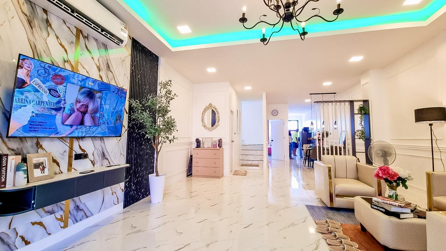 picture Townhome for Sale Central Pattaya Large Layout High Rental Yield - 3/12
