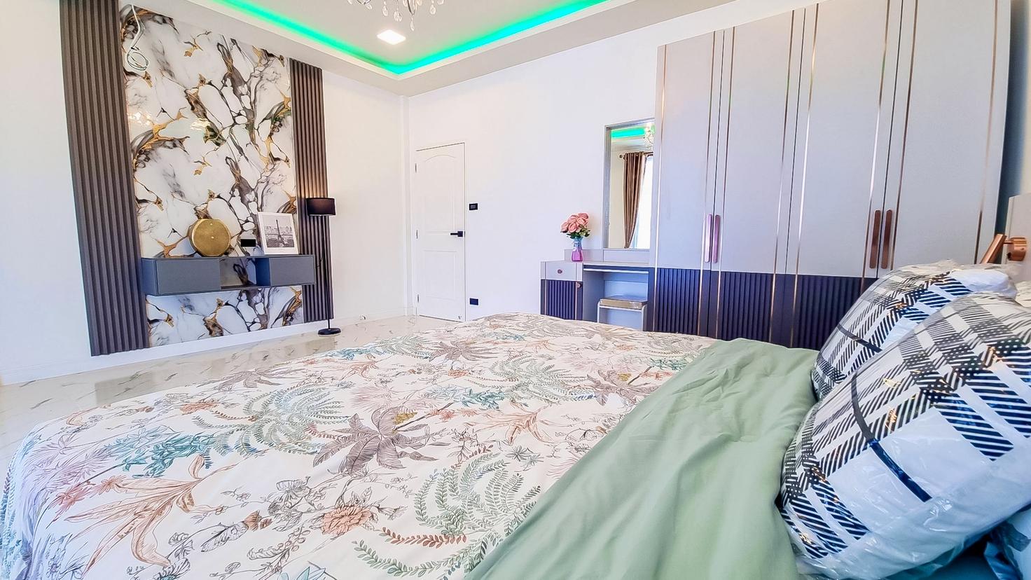 picture Townhome for Sale Central Pattaya Large Layout High Rental Yield - 11/12