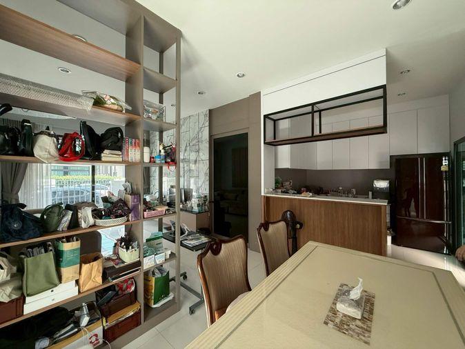 รูป ขาย บ้านแฝด ราคาถูกที่สุดในโครงการ Aura Luxe Ramkhamhaeng 94 ออรา ลักซ์ รามคำแหง 94 เฟอร์นิเจอร์ครบชุด ใกล้ MRT สายสีส้ม สถานีสัมมากร - รูปที่ 4/12