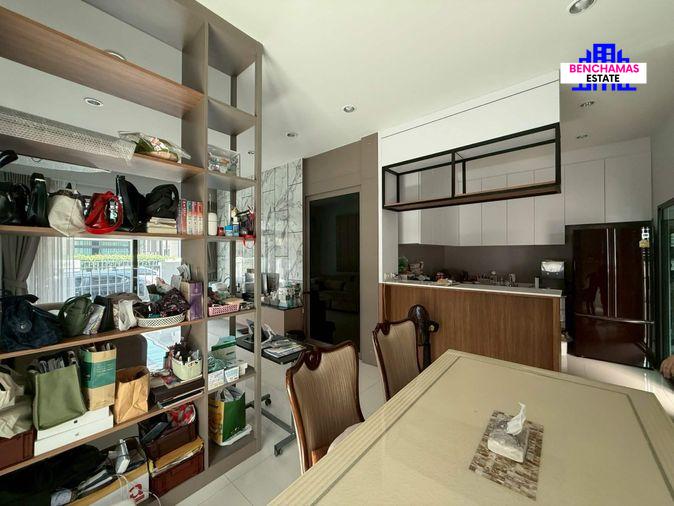 รูป ขาย บ้านแฝด ราคาถูกที่สุดในโครงการ Aura Luxe Ramkhamhaeng 94 ออรา ลักซ์ รามคำแหง 94 เฟอร์นิเจอร์ครบชุด ใกล้ MRT สายสีส้ม สถานีสัมมากร - รูปที่ 4/12