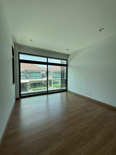 รูป ขาย บ้านแฝด ราคาถูกที่สุดในโครงการ Aura Luxe Ramkhamhaeng 94 ออรา ลักซ์ รามคำแหง 94 เฟอร์นิเจอร์ครบชุด ใกล้ MRT สายสีส้ม สถานีสัมมากร - รูปที่ 11/12