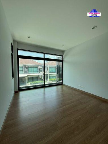 รูป ขาย บ้านแฝด ราคาถูกที่สุดในโครงการ Aura Luxe Ramkhamhaeng 94 ออรา ลักซ์ รามคำแหง 94 เฟอร์นิเจอร์ครบชุด ใกล้ MRT สายสีส้ม สถานีสัมมากร - รูปที่ 11/12