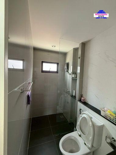 รูป ขาย บ้านแฝด ราคาถูกที่สุดในโครงการ Aura Luxe Ramkhamhaeng 94 ออรา ลักซ์ รามคำแหง 94 เฟอร์นิเจอร์ครบชุด ใกล้ MRT สายสีส้ม สถานีสัมมากร - รูปที่ 6/12
