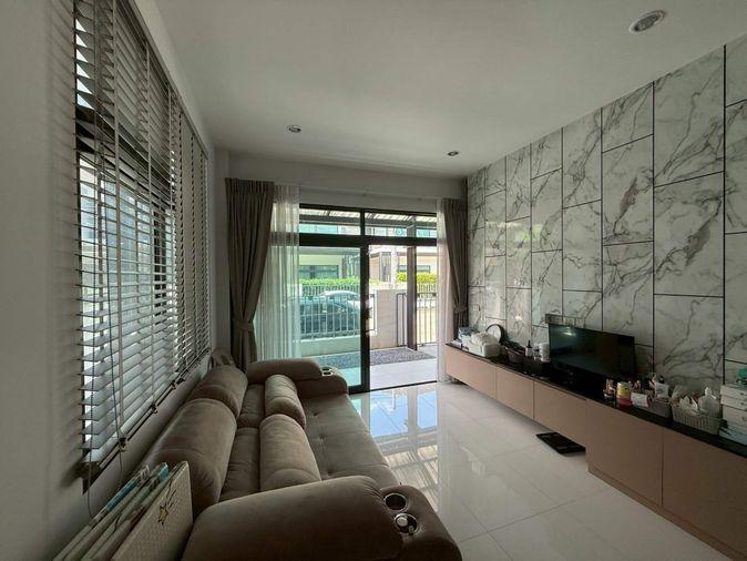 รูป ขาย บ้านแฝด ราคาถูกที่สุดในโครงการ Aura Luxe Ramkhamhaeng 94 ออรา ลักซ์ รามคำแหง 94 เฟอร์นิเจอร์ครบชุด ใกล้ MRT สายสีส้ม สถานีสัมมากร - รูปที่ 5/12