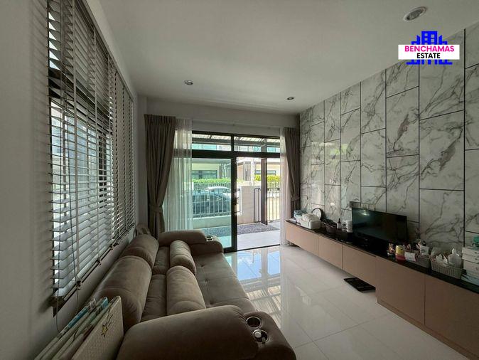 รูป ขาย บ้านแฝด ราคาถูกที่สุดในโครงการ Aura Luxe Ramkhamhaeng 94 ออรา ลักซ์ รามคำแหง 94 เฟอร์นิเจอร์ครบชุด ใกล้ MRT สายสีส้ม สถานีสัมมากร - รูปที่ 5/12