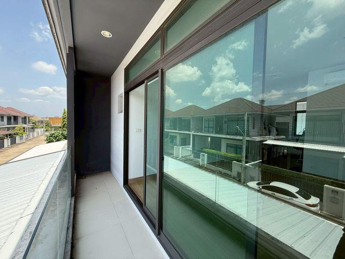 รูป ขาย บ้านแฝด ราคาถูกที่สุดในโครงการ Aura Luxe Ramkhamhaeng 94 ออรา ลักซ์ รามคำแหง 94 เฟอร์นิเจอร์ครบชุด ใกล้ MRT สายสีส้ม สถานีสัมมากร - รูปที่ 2/12