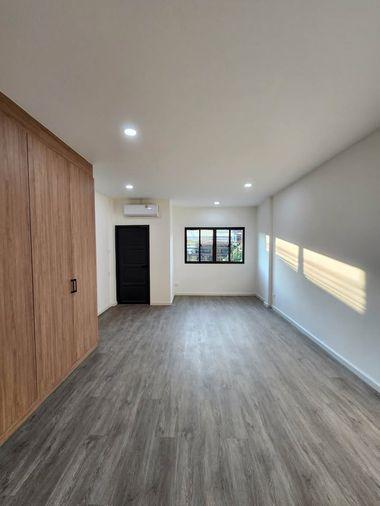 รูป  ขายทาวน์โฮมรีโนเวทใหม่ทั้งหลัง Preecha 8 (หมู่บ้านปรีชา 8) ทำเลใจกลางเมือง เชื่อมต่อพระราม 9 - รามคำแหง พื้นที่กว้างขวาง อยู่สบายกว่าคอนโด - รูปที่ 9/15