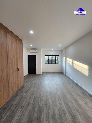 รูป ขายทาวน์โฮมรีโนเวทใหม่ทั้งหลัง Preecha 8 (หมู่บ้านปรีชา 8) ทำเลใจกลางเมือง เชื่อมต่อพระราม 9 - รามคำแหง พื้นที่กว้างขวาง อยู่สบายกว่าคอนโด - รูปที่ 9/15