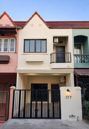 รูป  ขายทาวน์โฮมรีโนเวทใหม่ทั้งหลัง Preecha 8 (หมู่บ้านปรีชา 8) ทำเลใจกลางเมือง เชื่อมต่อพระราม 9 - รามคำแหง พื้นที่กว้างขวาง อยู่สบายกว่าคอนโด - รูปที่ 1/15