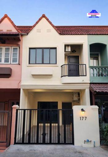 รูป ขายทาวน์โฮมรีโนเวทใหม่ทั้งหลัง Preecha 8 (หมู่บ้านปรีชา 8) ทำเลใจกลางเมือง เชื่อมต่อพระราม 9 - รามคำแหง พื้นที่กว้างขวาง อยู่สบายกว่าคอนโด - รูปที่ 1/15