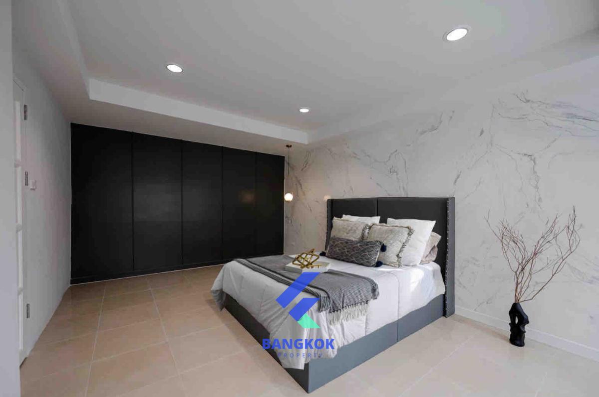 รูป 👇 🏡💎 พูลวิลล่าหรูใจกลางรัชดา | เดินถึง MRT ได้จริง 🚇✨ บ้านเดี่ยวสุดเอ็กซ์คลูซีฟ พร้อมสระว่ายน้ำส่วนตัว 🏊♂️ พื้นที่กว้าง รองรับครอบครัวใหญ่ - รูปที่ 4/10