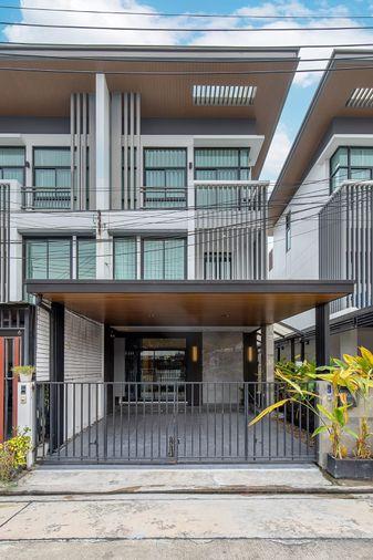 รูป ทาวน์เฮ้าส์ให้เช่า 📍 COZY Townhome Chokchai 4 Soi 18 📍 3 ห้องนอน 3 ห้องน้ำ ติดถนนโชคชัย 4 ซอย 18 - รูปที่ 2/10