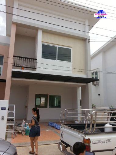 รูป 🔥 ขายบ้านแฝดสไตล์บ้านเดี่ยว หมู่บ้านสารินธารา Sarin Tara ทำเลดี ฮวงจุ้ยเด่น ✨ อยู่แล้วรวย เฮงๆ ปังๆ 🌳 ติดถนนสายหลัก เดินทางสะดวก - รูปที่ 2/22