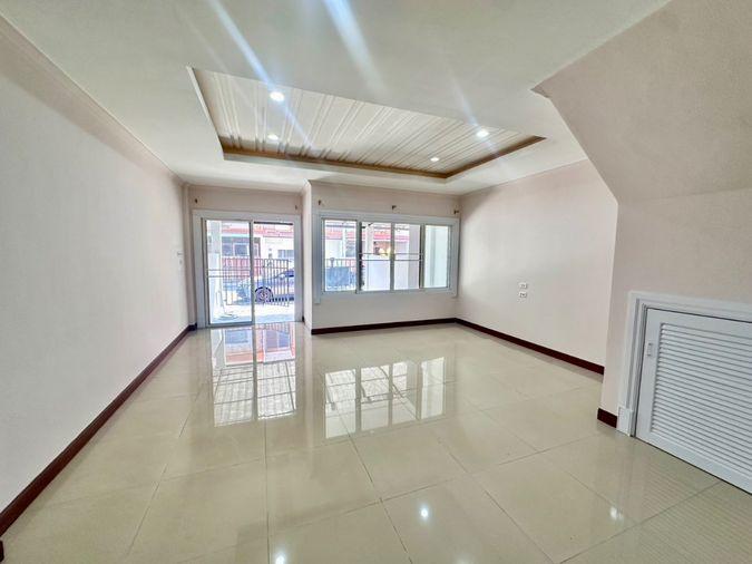 picture For Sale: 2-Storey Townhouse at Ratchathani 10, Kubon 27 Best Price in the Project | Solid Structure | Ideal for Renovation - 2/16