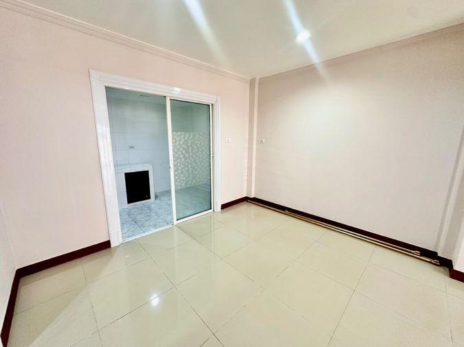 picture For Sale: 2-Storey Townhouse at Ratchathani 10, Kubon 27 Best Price in the Project | Solid Structure | Ideal for Renovation - 4/16