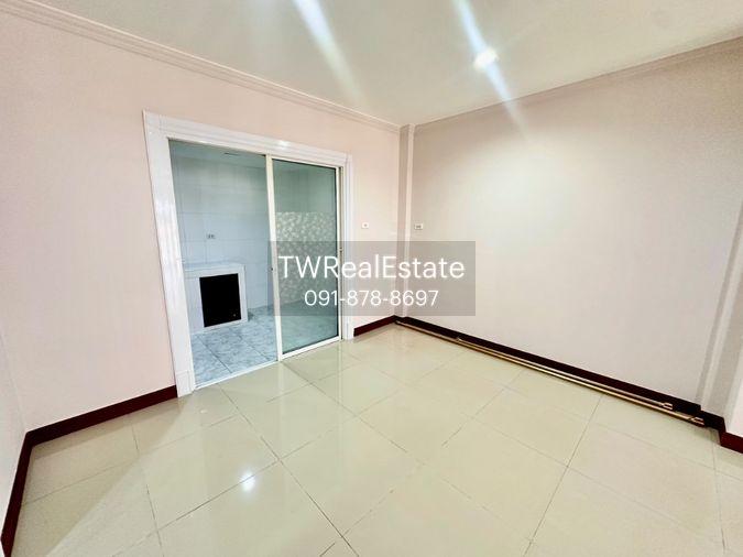 picture For Sale: 2-Storey Townhouse at Ratchathani 10, Kubon 27 Best Price in the Project | Solid Structure | Ideal for Renovation - 4/16
