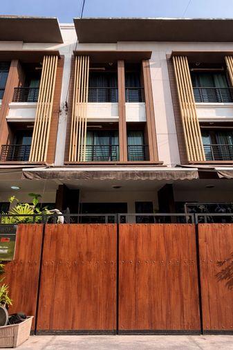 รูป ขายทาวน์โฮม 3 ชั้น สภาพดีพร้อมอยู่ ✅  Baan Klang Muang Kalapapruek บ้านกลางเมือง กัลปพฤกษ์  🌳 ทำเลดี เดินทางสะดวก ใกล้รถไไฟฟ้า  - รูปที่ 1/13