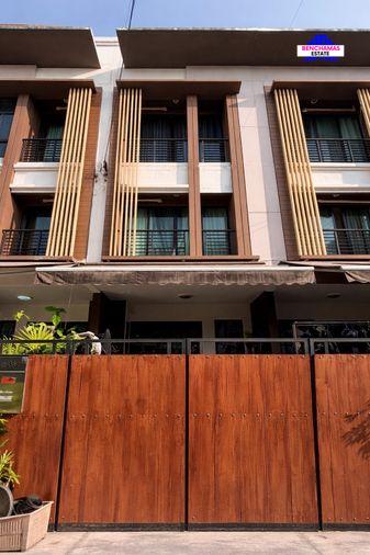 รูป ขายทาวน์โฮม 3 ชั้น สภาพดีพร้อมอยู่ ✅ Baan Klang Muang Kalapapruek บ้านกลางเมือง กัลปพฤกษ์ 🌳 ทำเลดี เดินทางสะดวก ใกล้รถไไฟฟ้า - รูปที่ 1/13