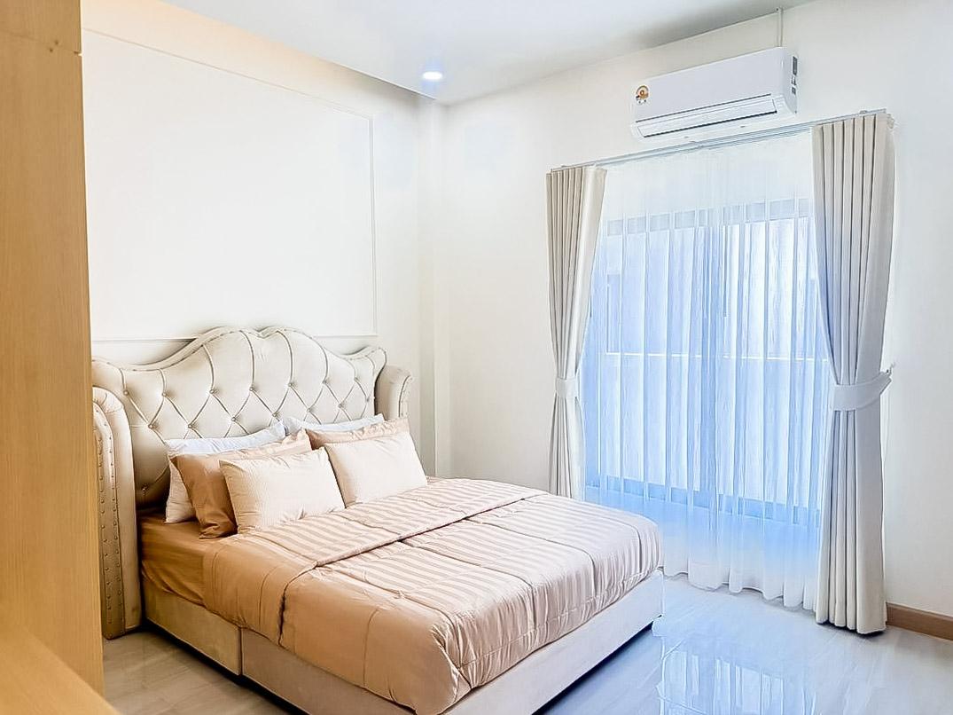 picture Corner House for Sale Na Kluea Pattaya Wide Land Plot - 8/13